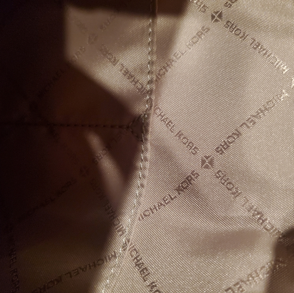 Michael Kors Charlotte Large Saffiano Bag - Picture 7 of 11
